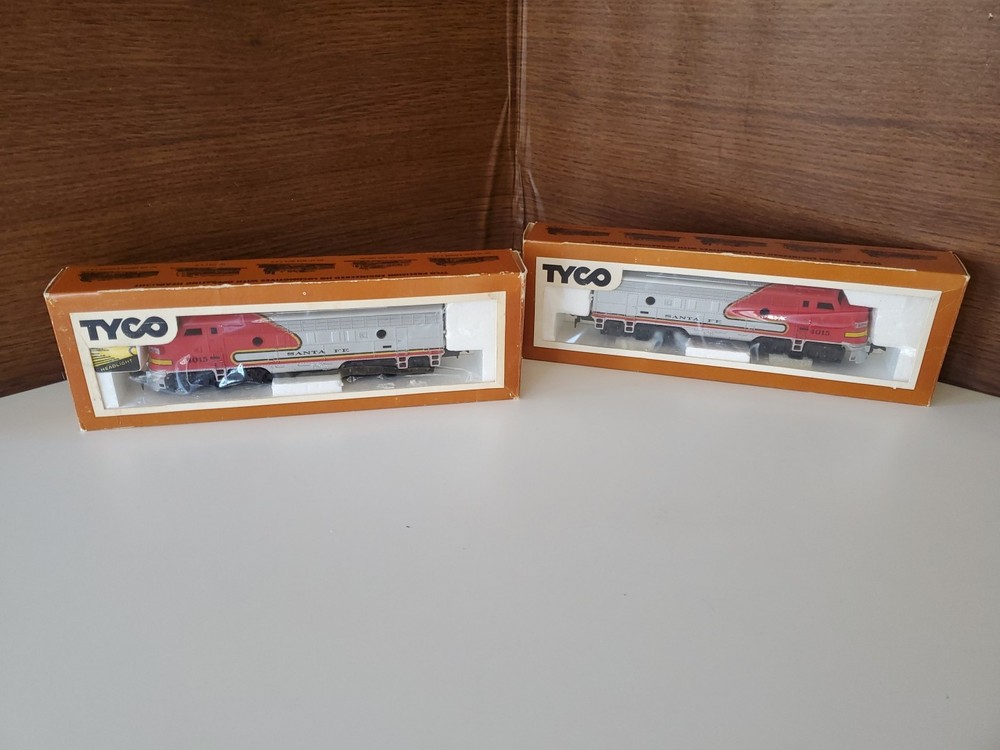 VINTAGE TYCO SANTA FE 4015 HO LOCOMOTIVE TRAIN ENGINE & Dummy, Silver & Red