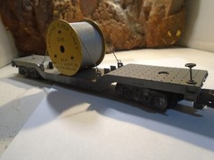 AMERICAN FLYER DPRESSED CENTER FLAT CAR WITH ORIG.935 WIRE REEL LOAD. 5-212-5