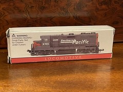 Southern Pacific Locomotive #9725 & #424 Piggyback ~ High Speed Model Train