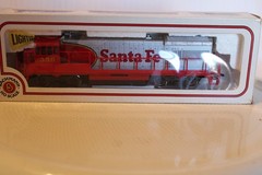 HO Scale Bachmann, GE U-36B Diesel Locomotive Santa Fe, Red War Bonnet #350