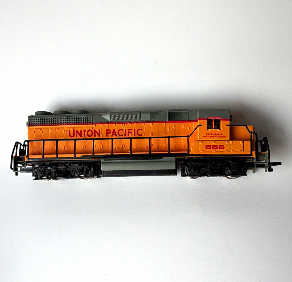 N 1:160 Union Pacific EMD Diesel Locomotive DC Analog 866 Yellow/Gray