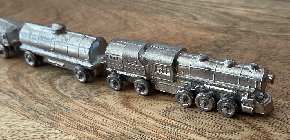 Vintage Iron Cast Metal Toy Train Engine, KT & NRR 3600 With 4 Cars. Made In USA