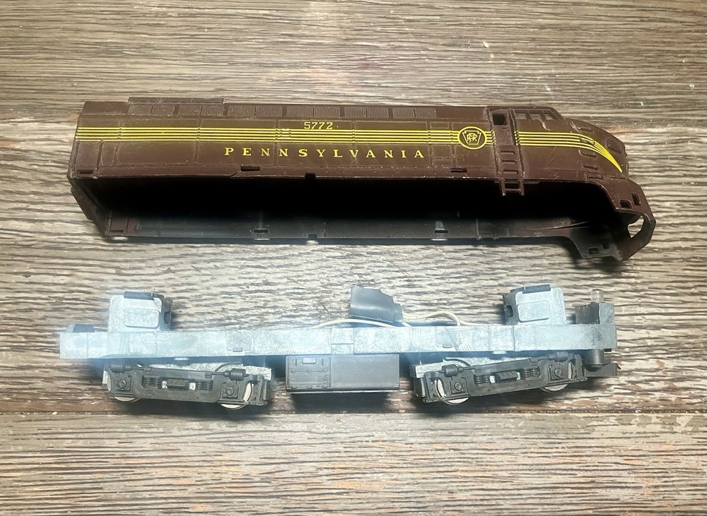 Roco HO Scale Dummy Pennsylvania PRR 5772 FA Diesel Locomotive As Shown Train