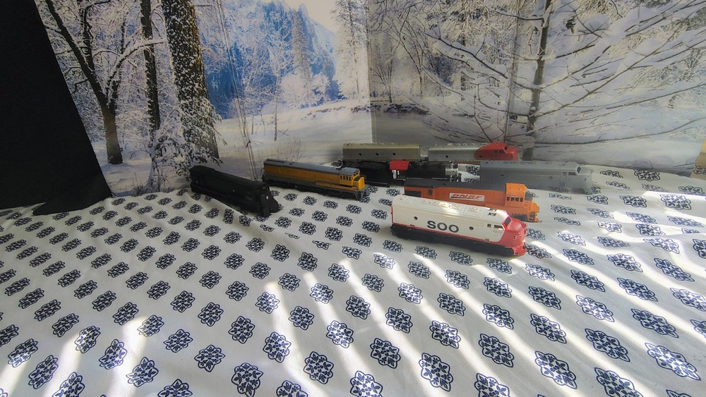 Massive lot of ho scale passenger cars, locomotives and shells READ DESCRIPTION
