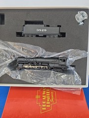 BROADWAY LIMITED HO 85 SANTA FE &SF 2-10-4 PTD & LETTERD 3829 STEAM ENGINE READ