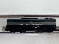 LIFE LIKE 7424 7423 NYC FA1 & FB1 DIESEL LOCOMOTIV #1004 Locomotive #3300 Car