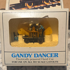 HO Gandy Dancer Handcar DC Analog 2-Rail Light Function 0-4-0