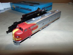 PROTO 2000 HO 30795 SANTA FE E8/9 DIESEL + BOX