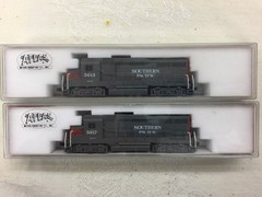 Atlas Southern Pacific EMD GP-30 Locomotive #5013 & #5017 *Light Use* – OOP