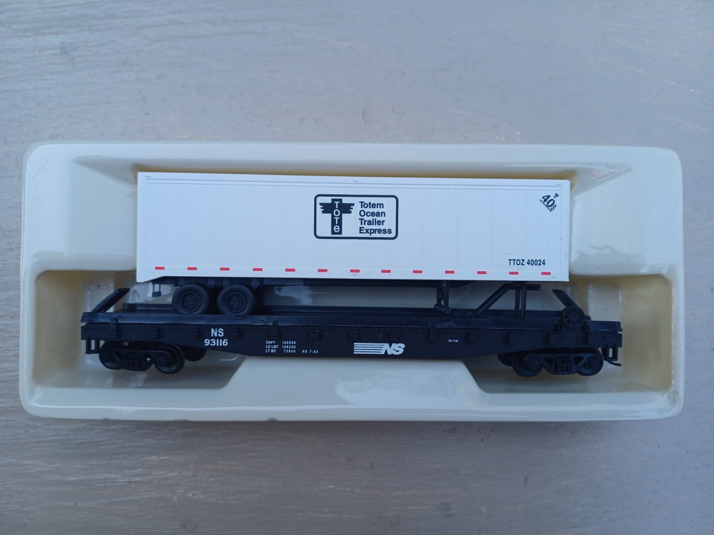 Walthers HO Trainline Norfolk Southern 50′ Flatcar w/Totem Ocean Intermodal NS
