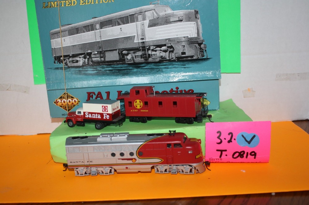 Tested HO *Bachmann DC/DCC Santa Fe War Bonnet Diesel Locomotive- see note