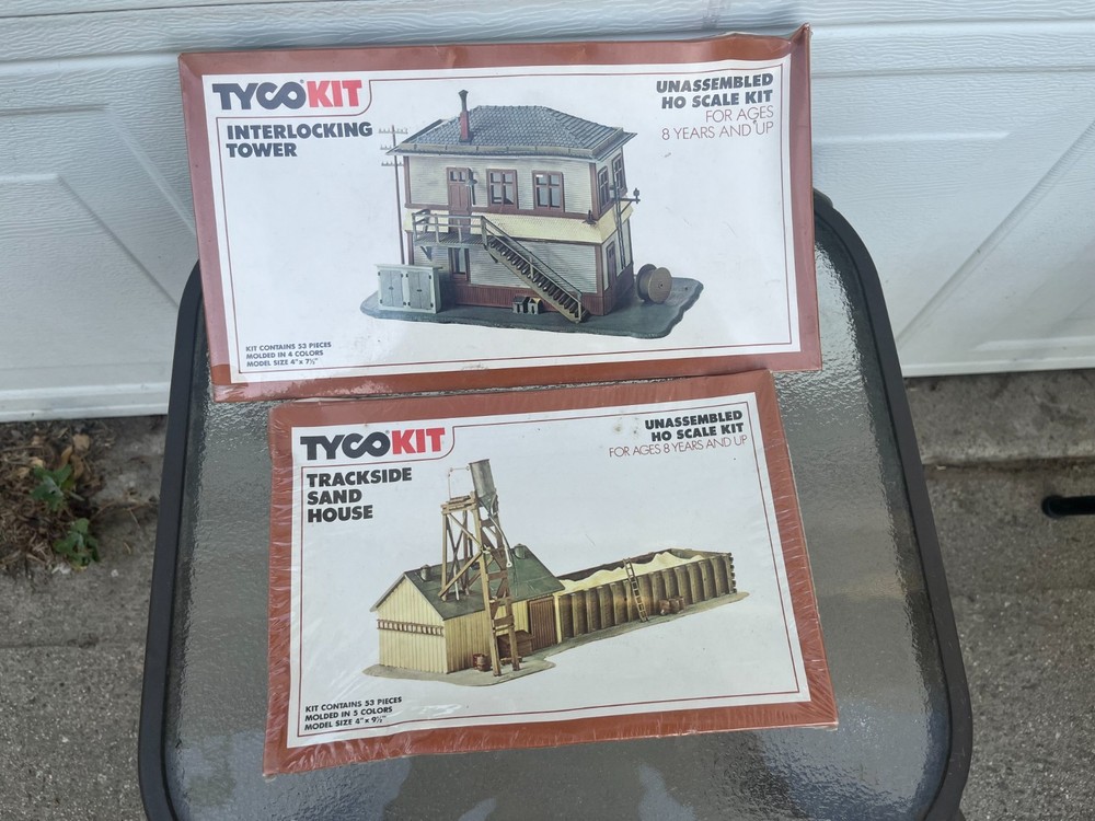 LOT OF 2 HO TYCO YARD BUILDINGS TRACKSIDE SAND HOUSE & INTERLOCKING TOWER SEALED