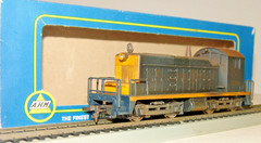 AHM YUGOSLAVIA HO EMD SW-1 DIESEL LOCOMOTIVE SWITCHER HEAVILY WEATHERED (L21)