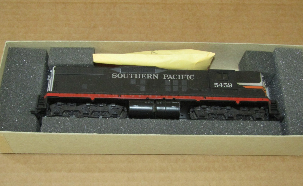Athearn HO Locomotive 3807 SD9 Powered Southern Pacific Black Widow 5459