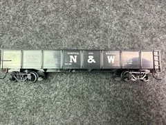 HO Scale Bachmann EMD F9 Diesel Locomotive Santa Fe 307 +3 CARS