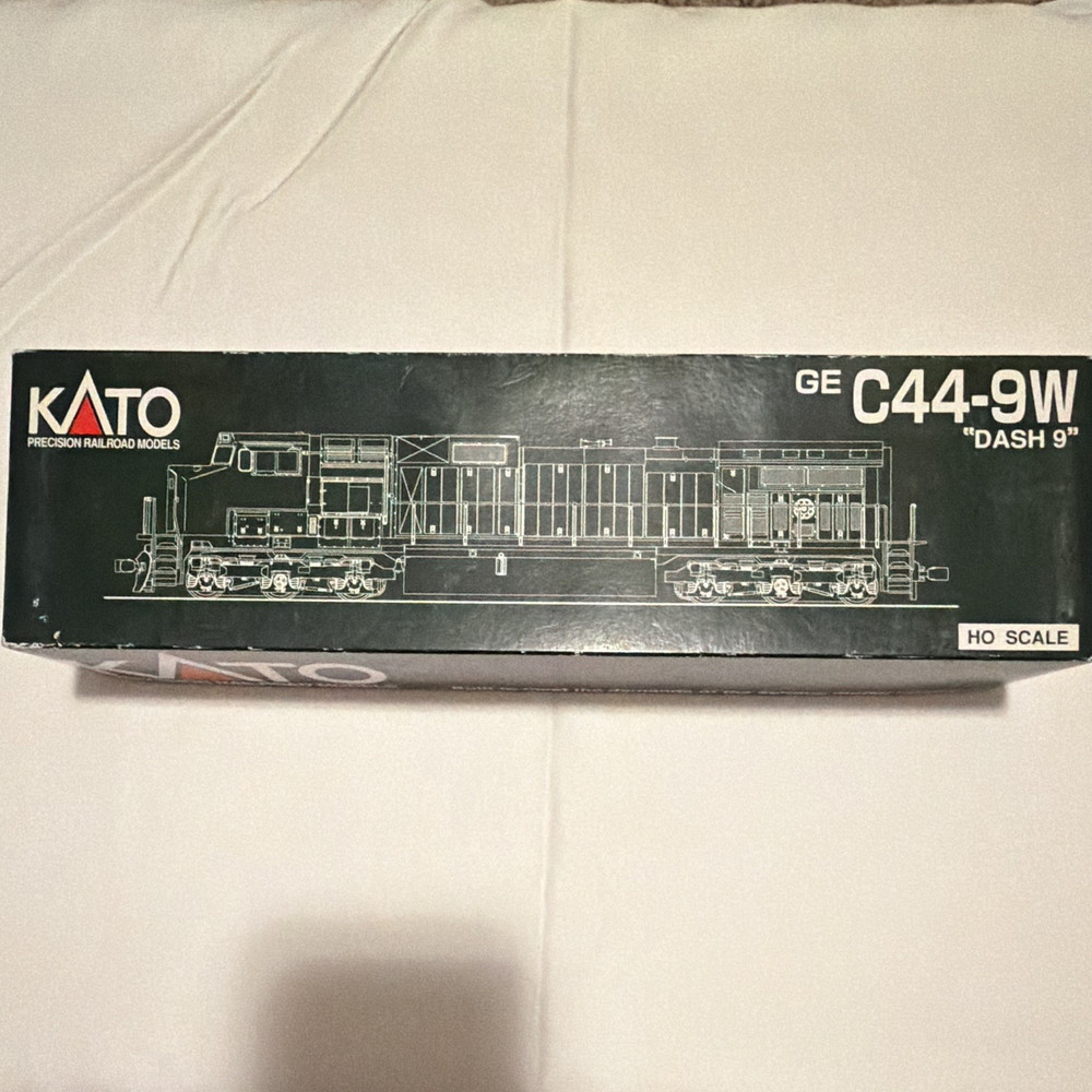 KATO HO GE C44-9W Dash 9 Santa Fe Diesel Locomotive DC Analog 37-6157