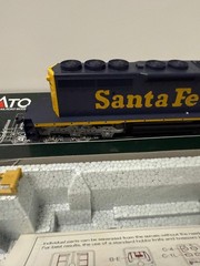 KATO 37-2908 HO EMD SD40-2 Snoot Nose Locomotive Santa Fe #5027 New DCC Ready