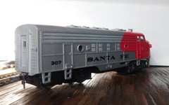 Model Power F7 Diesel Locomotive ~ SANTA FE ~ Traction Wheels Rd# 307 – HO