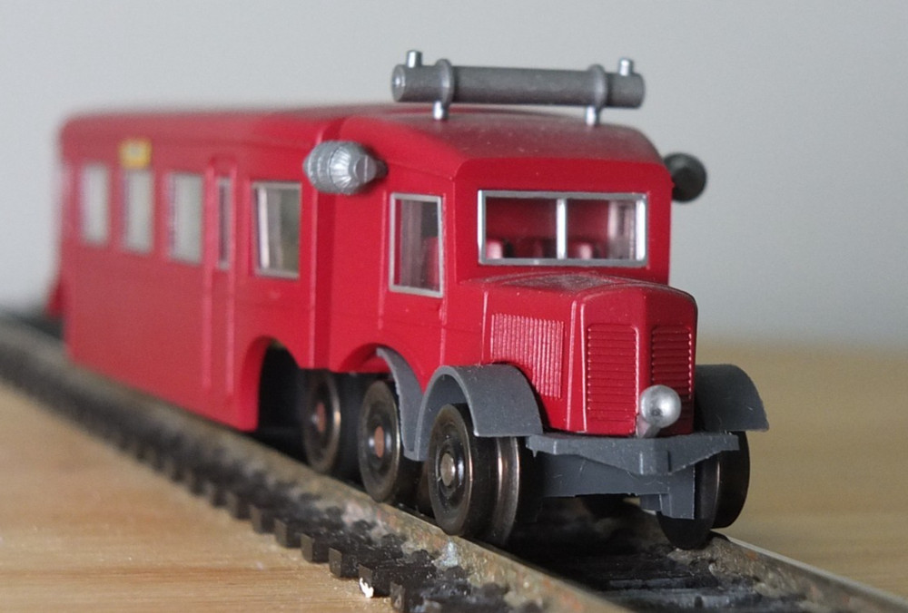 Marklin 3124 HO gauge Micheline Type 11 railcar in red livery