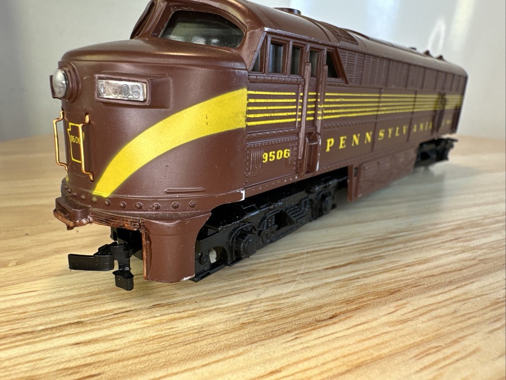 AHM TEMPO HO SCALE PENNSYLVANIA DIESEL ENGINE RUNNING F/R WITH HEADLIGHT