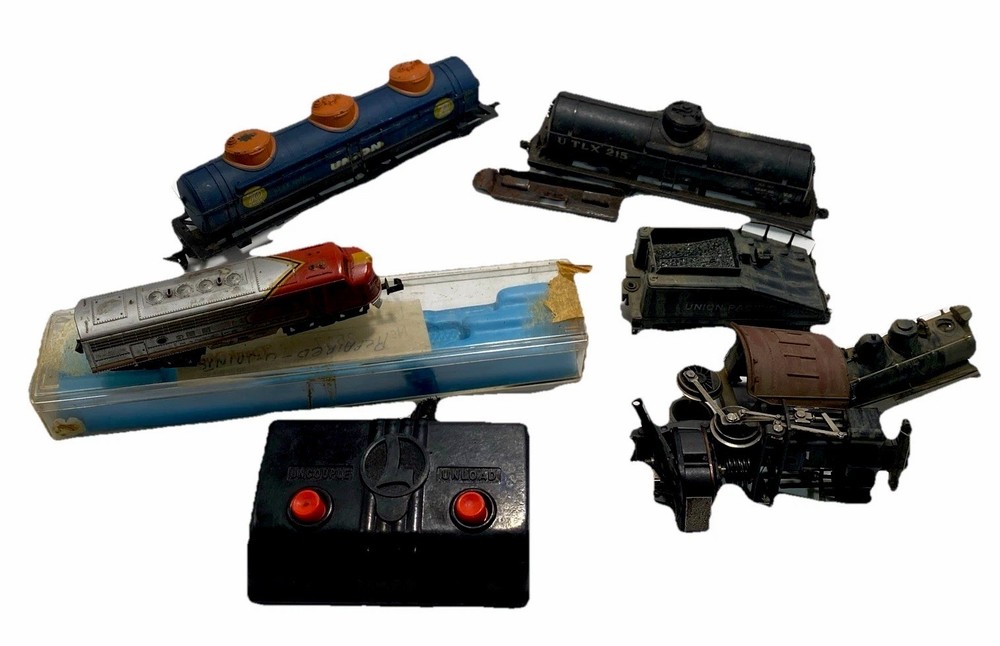#281 HO Scale F9 Santa Fe Diesel, USC-40 Remote And Many Other Trains For Parts.