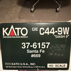 KATO HO GE C44-9W Dash 9 Santa Fe Diesel Locomotive DC Analog 37-6157