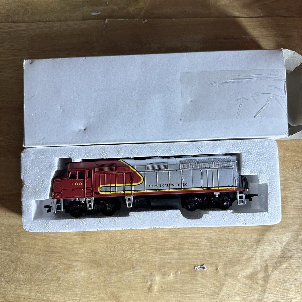 Life Like HO Scale Santa Fe F40PH Diesel Locomotive 100 Toy Train Model New Box