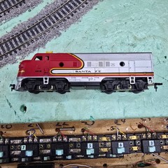 HO Scale 4 Axel Dummy Diesel Locomotive Santa Fe #4015 with Horn Hook Couplers