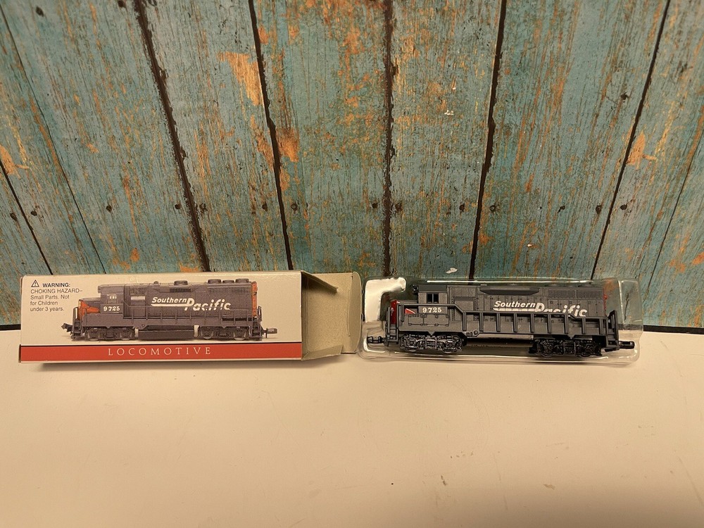N Scale Southern Pacific #9725 Diesel Locomotive w/ Box High Speed Dummy