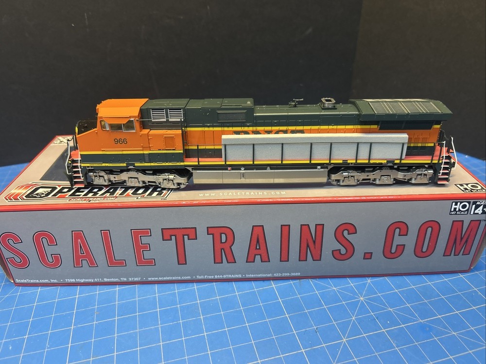 Scale Trains HO BNSF #966 H1 Scheme C44-9W DCC & Sound SXT10679 Appears Unused