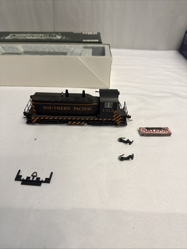 Kato HO Southern Pacific NW2 1313 Diesel Locomotive 37-1010
