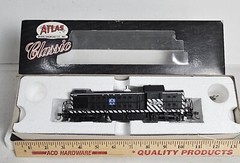 ATLAS Classic HO Scale Model Railroad Locomotive #8852 ALCO RS-1 SANTA FE #2396