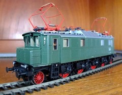 Roco 69625 HO gauge DB BR 117 / E17 electric loco in green livery