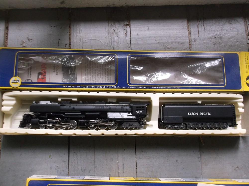 NIB AHM RIVAROSSI “HO” SCALE 4-6-6-4 CHALLENGER ARTICULATED STEAM LOCO & TENDER