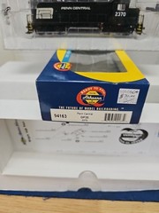 Athearn HO 94163 Penn Central GP35 2370 DC ONLY NO SOUND NEW.