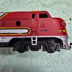 HO Scale 4 Axel Dummy Diesel Locomotive Santa Fe #4015 with Horn Hook Couplers