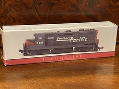 Southern Pacific Locomotive #9725 & #424 Piggyback ~ High Speed Model Train