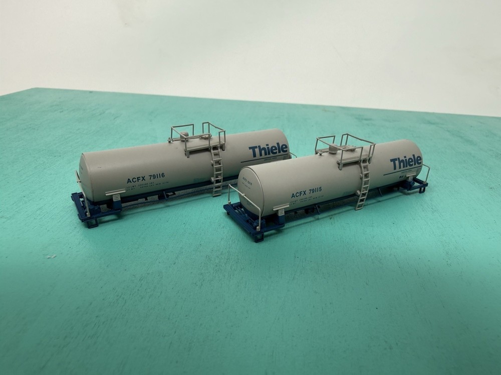 Atlas N – Kaolin Tank Cars – No Trucks No Package – Thiele Set Of 2
