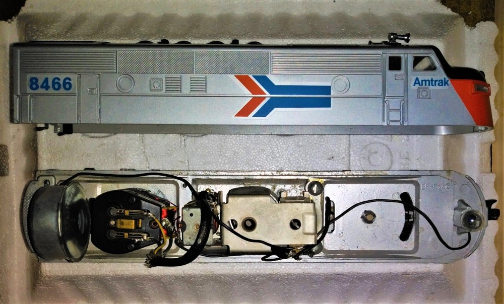 VINTAGE LIONEL #8466 NEW AMTRAK F3 A POWERED DIESEL SHELL & POST WAR FRAME, NICE