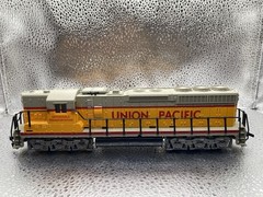 Vintage Tyco HO SD24 Union Pacific Diesel Locomotive Red Yellow Gray Engine
