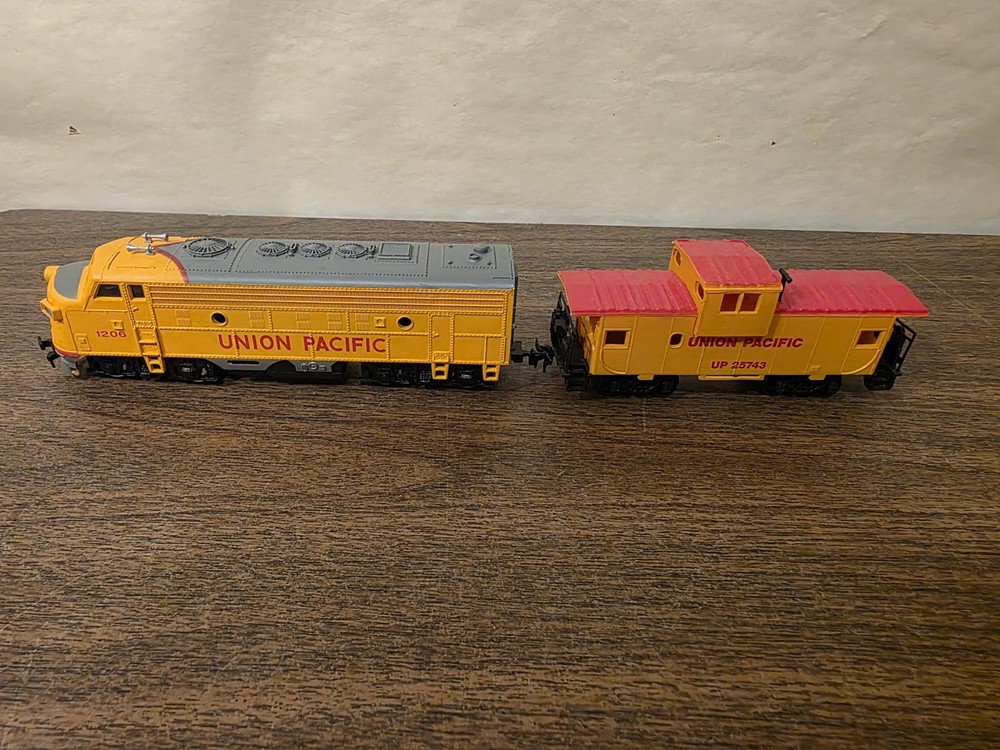 Bachmann HO Union Pacific 1206 Locomotive & Union Pacific Caboose