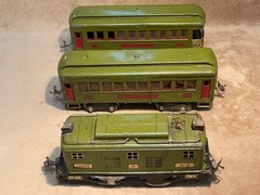 Lionel prewar Standard Gauge electric loco #8, cars 337 and 338. Needs help.