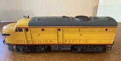 Lionel Postwar O-27 No. 2023 Yellow UP A-A FA Diesels & 3 Yellow Passenger Cars