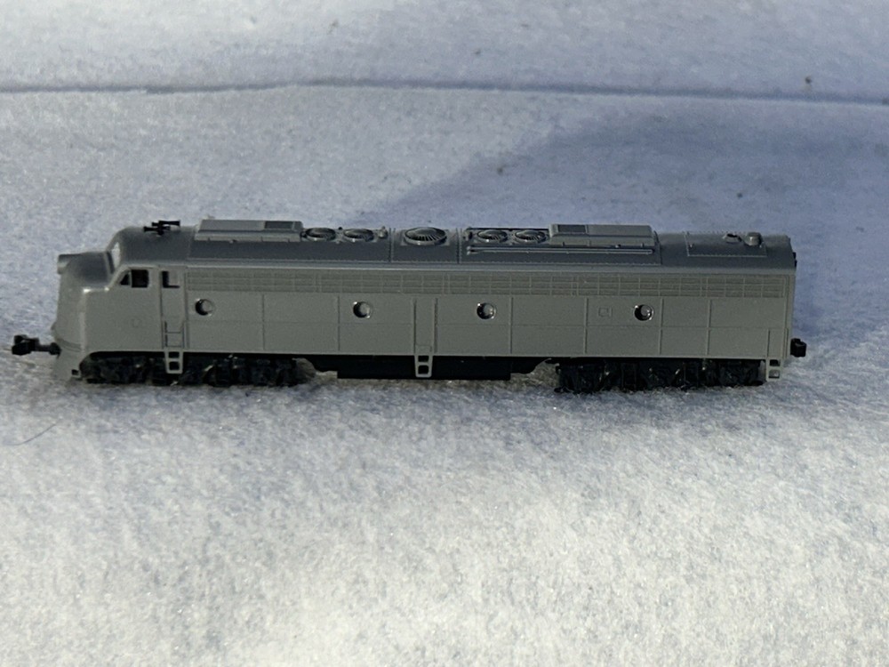 Nice KATO Undecorated E-8/9 A Diesel Engine N GAUGE