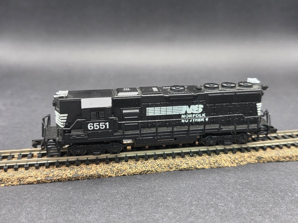 N scale 61291 DIESEL W/8WHEEL DRIVE GP 50 NORFOLK & SOUTHERN NIB READ