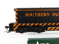 HO Scale KATO 37-1010 SP Southern Pacific EMD NW2 Ph. 1 Diesel Switcher #1313