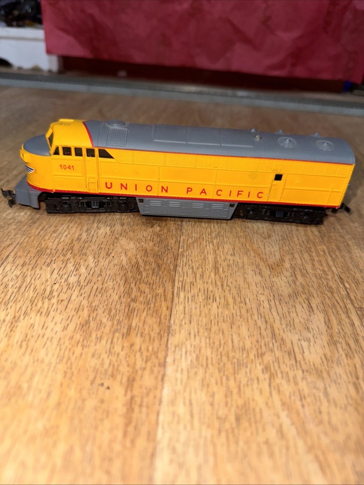 AHM Tempo Union Pacific C Liner #1041 Locomotive Yellow & Gray