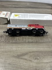 Bachmann HO Scale EMD F-9 Diesel Locomotive Santa Fe, Red #307 Item 0507, NIB