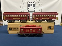 Lionel Standard Gauge No. 8 Red Electric Engine w/ 337/338 Passenger Cars NO BOX