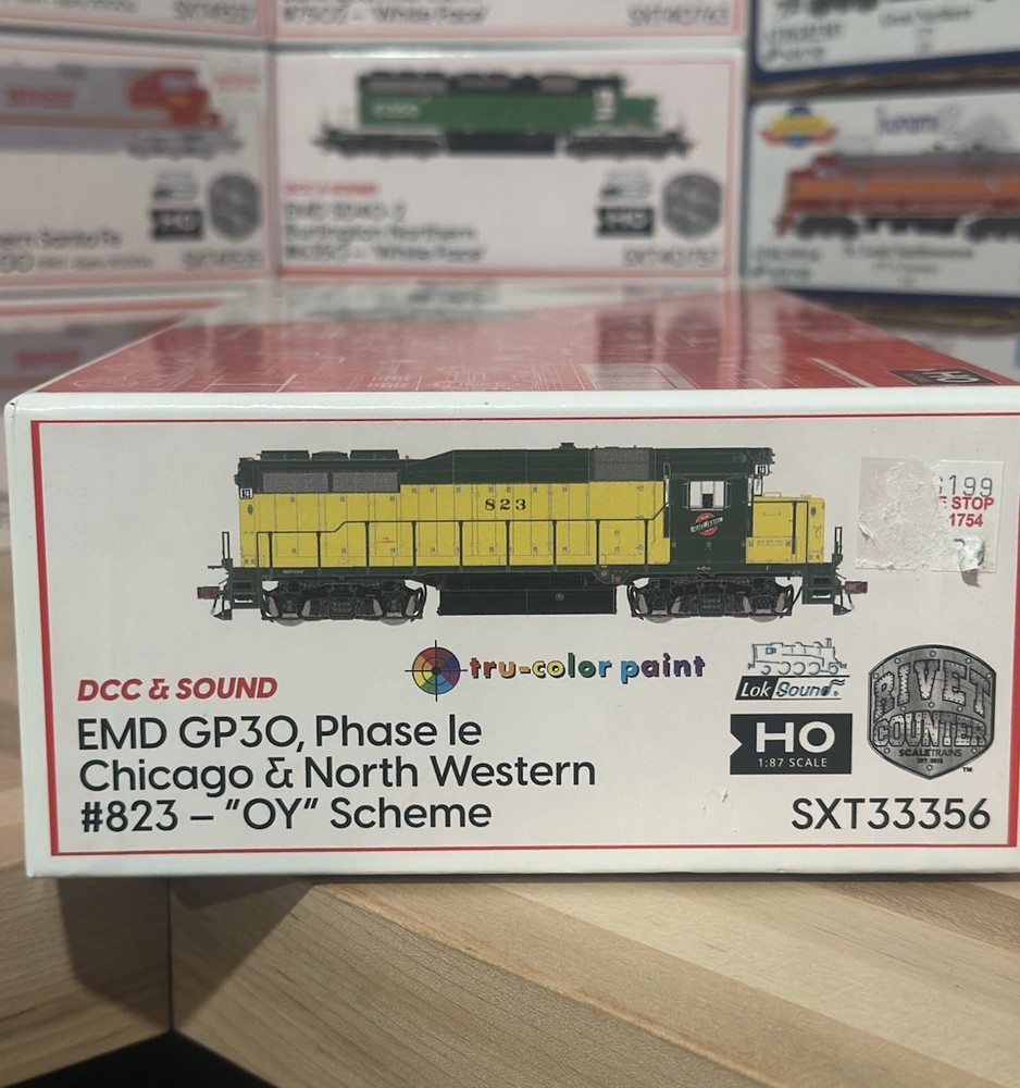 ScaleTrains HO EMD GP30 Phase Ie Chicago & North Western #823 DCC&Sound NEW